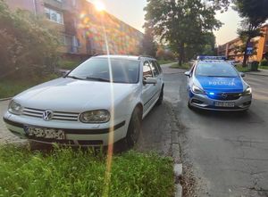 Na zdjęciu nieprawidłowo zaparkowany samochód
