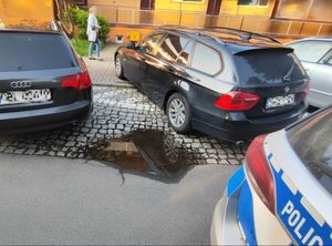 Na zdjęciu nieprawidłowo zaparkowany samochód