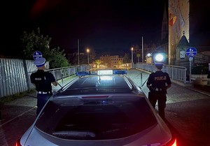 na zdjęciu policjanci pełniący służbę