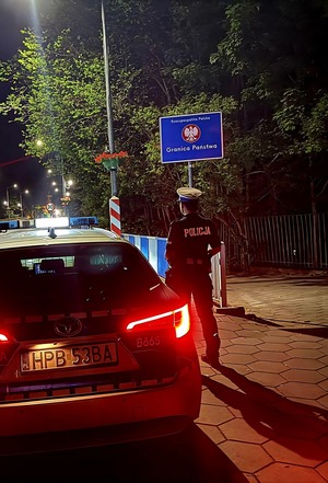 na zdjęciu policjanci pełniący służbę