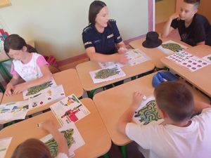 Na zdjęciu policjantka z dziećmi