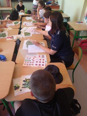 Na zdjęciu policjantka z dziećmi