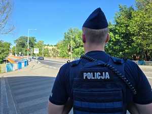 Na zdjęciu policjant