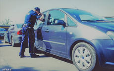 na zdjęciu policjant i samochód