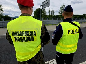 Na zdjęciu funkcjonariusze