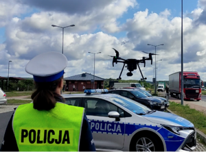 Na zdjeciu dron i policjantka