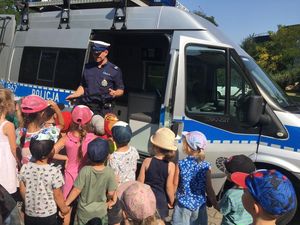 Na zdjęciu policjant z dziećmi
