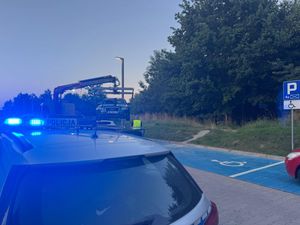 Na zdjeciu radiowóz i pojazd na holowniku