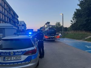Na zdjeciu radiowóz i pojazd na holowniku