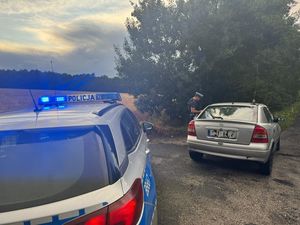 Na zdjęciu kontrolowany samochód i radiowóz