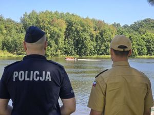Na zdjęciu policjant i strażak