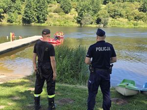 Na zdjęciu policjant i strażacy
