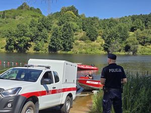 Na zdjęciu policjant i strażacy
