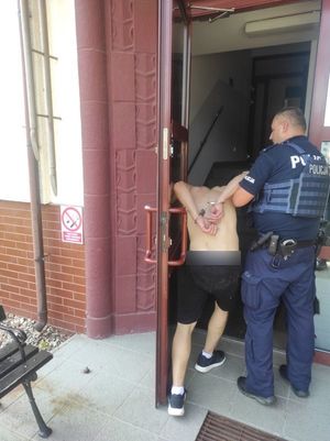 Na zdjęciu policjant z zatrzymanym