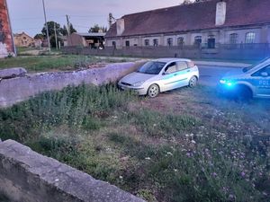 Na zdjęciu radiowóz i samochód osobowy