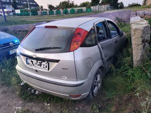 Na zdjęciu radiowóz i samochód osobowy