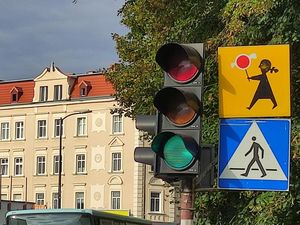 Bezpieczna droga do szkoły, nie zawsze oznacza tą najkrótszą – pokaż dziecku trasę zanim zabrzmi pierwszy dzwonek