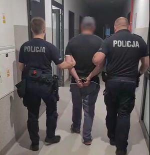 Na zdjęciu policjanci prowadzą zatrzymanego