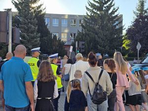 Na zdjęciu policjanci i piesi