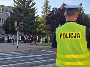 Na zdjęciu policjanci i piesi