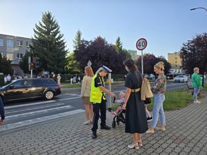Na zdjęciu policjanci i piesi