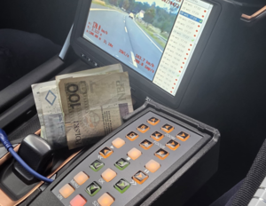 Zatrzymany do kontroli kierowca mercedesa chciał przekupić policjantów