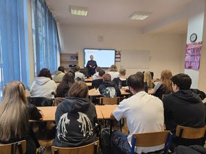 Policjantki z młodzieżą o cyberprzemocy