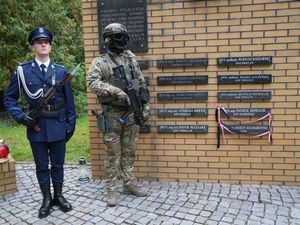 Uroczyste odsłonięcie tabliczek epitafijnych pod Pomnikiem Poległych Policjantów we Wrocławiu