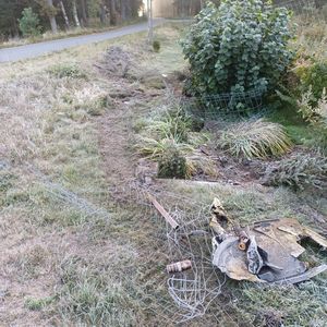 Na zdjęciu uszkodzone ogrodzenie