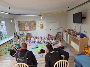Tata w mundurze – zgorzelecki dzielnicowy opowiedział przedszkolakom o pracy policjanta