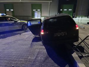 Na zdjęciu radiowóz i samochód
