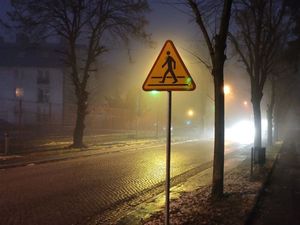 Przypominamy kierowcom i pieszym, że jesień na drogach wymaga szczególnej ostrożności