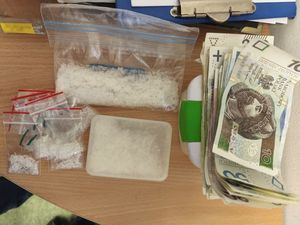 Na zdjęciu narkotyki i pieniądze