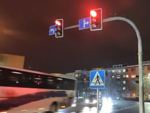 Przypominamy kierowcom i pieszym, że jesień na drogach wymaga szczególnej ostrożności