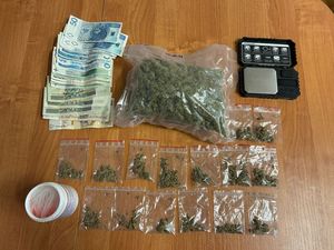 Zatrzymany 30-latek poszukiwany przez wymiar sprawiedliwości. Policjanci zabezpieczyli u niego ponad 200 gramów marihuany