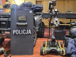 Na zdjęciu policjanci i sprzęt policyjny
