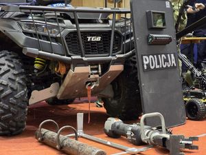 Na zdjęciu policjanci i sprzęt policyjny