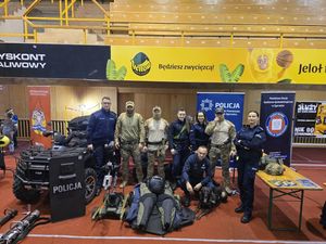 Na zdjęciu policjanci i sprzęt policyjny