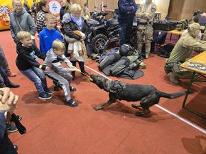 Na zdjęciu policjanci i sprzęt policyjny