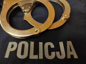 na zdjęciu napis policja i kajdanki