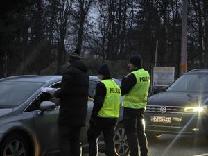 Na zdjęciu policjanci