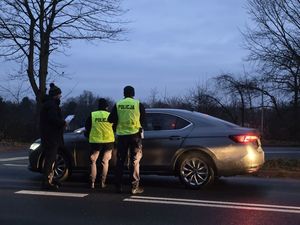 Na zdjęciu policjanci