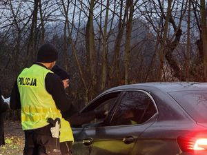 Na zdjęciu policjanci