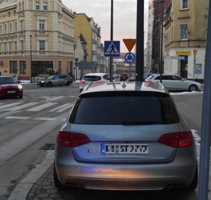 Na zdjęciu nieprawidłowo zaparkowany pojazd