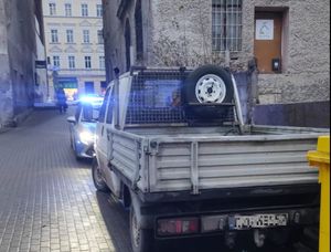 Na zdjęciu nieprawidłowo zaparkowany pojazd