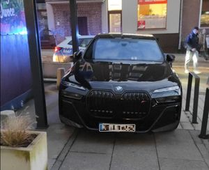 Na zdjęciu nieprawidłowo zaparkowany pojazd