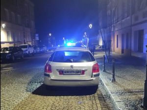 Na zdjęciu nieprawidłowo zaparkowany pojazd