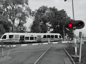 Zachowaj szczególną ostrożność na przejeździe kolejowym