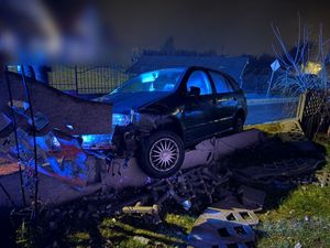 Nietrzeźwy kierowca wjechał w ogrodzenie