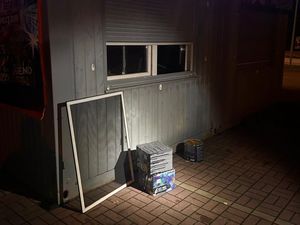 Na zdjęciu uszkodzone okno